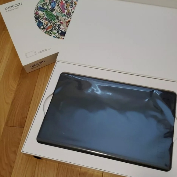 SOLD Wacom Intuos Pro M - Picture 2 of 4